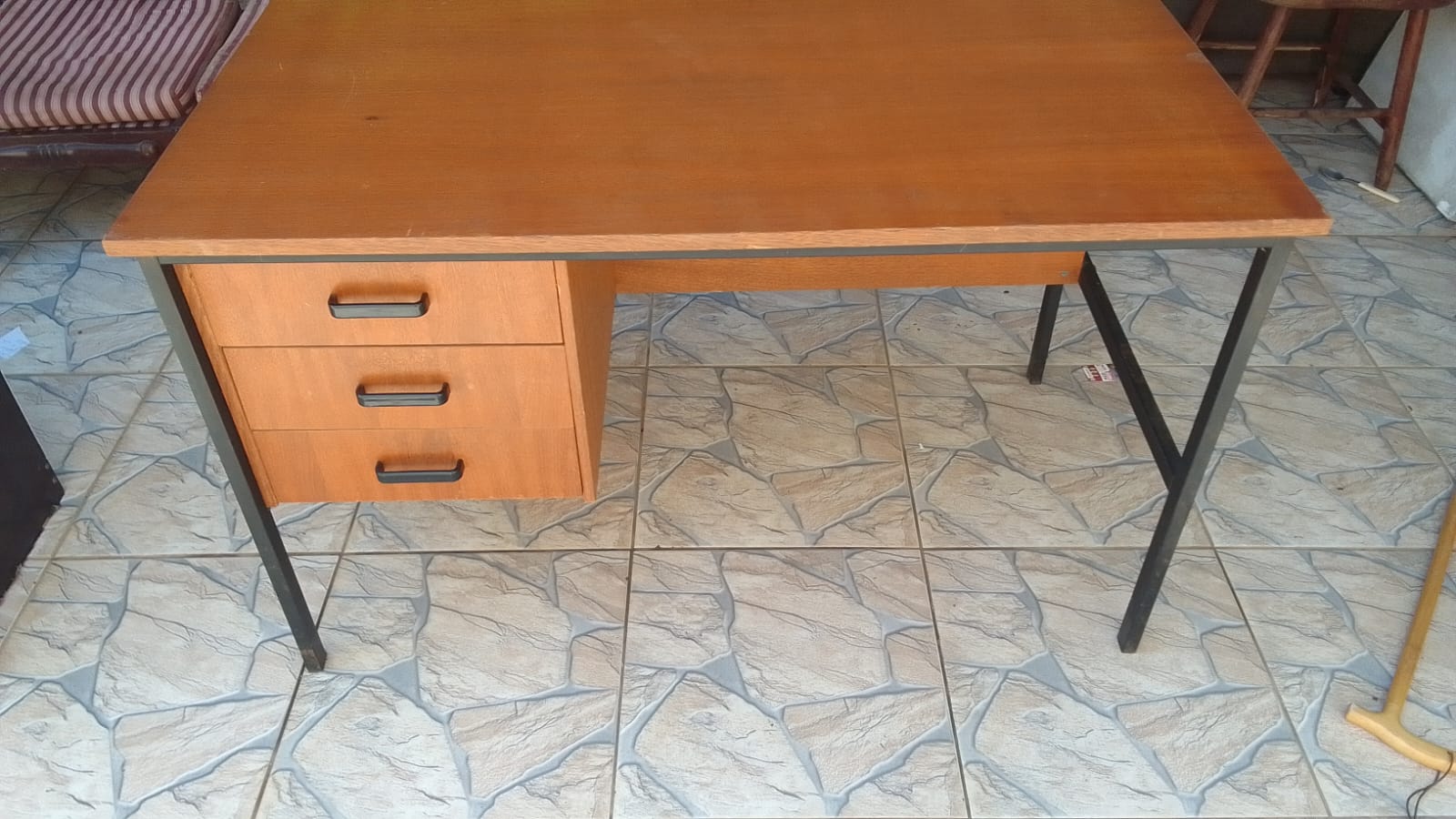 Mesa com gavetas